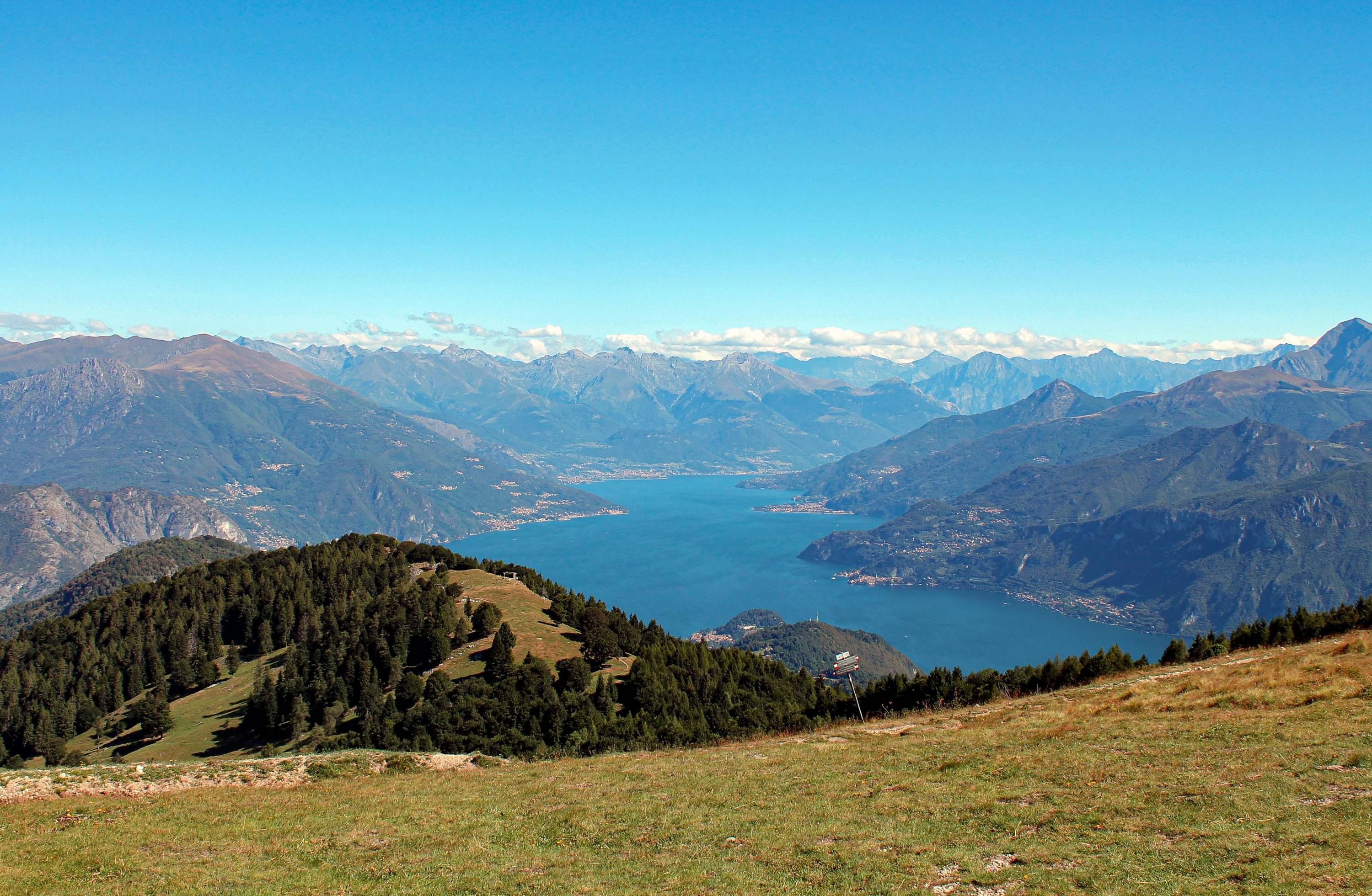 wide-angle-shot-lake-surrounded-by-trees-mountains